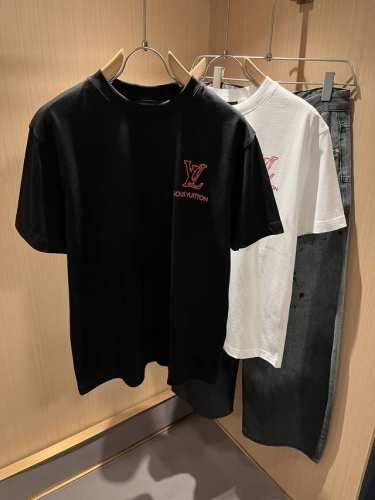 louisvuitt*路易*登 2025春夏全新系列单品上线，非常时髦前卫的一款男女同款短袖T恤，标识Logo图案压绒修饰！区别于以往的不同，宣示品牌传承多年的