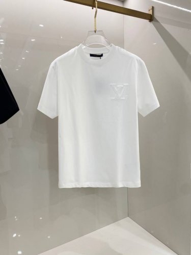 lv 2025早春新款男女同款短袖T恤，！定制专属纯棉面料，定制原版工艺螺纹，胸前重工字母Logo工艺设计！简约大方，从容百搭，档次极高，完美融入时尚还有风情感