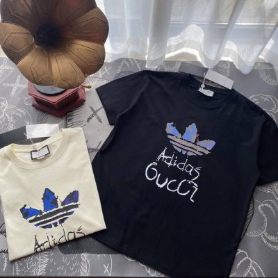 古驰Gucci X 三叶草阿迪达斯涂鸦情侣短袖 穿上就是舒适自在 减龄又显瘦的存在，慵懒而随性，结合干净简单的色系就特别耐看，适合日常穿着～复古标识 显得格外耀