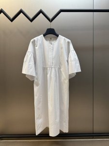 爱马仕 Mosaique波西米亚风连衣裙 前襟珐琅镀钯纽扣 宽松褶裥衣袖 正面和背面抵肩饰有褶裥细节 上身仙气十足 原版定制面料 size S M L