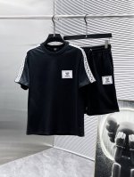 芬迪 Fendi 2025Ss夏季新款 休闲 短袖 短裤 套装，高端版本！专柜定制面料 透气舒适度高，细节无可挑剔，品牌元素设计理念，体现高品质。手感细腻柔软！