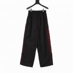 Balenciaga 巴黎世家 新品城市系列Lion Club休闲运动裤 科技府绸面料 正面和侧边红色Lion Club艺术作品刺绣 松紧腰头 有内衬 水洗褪色