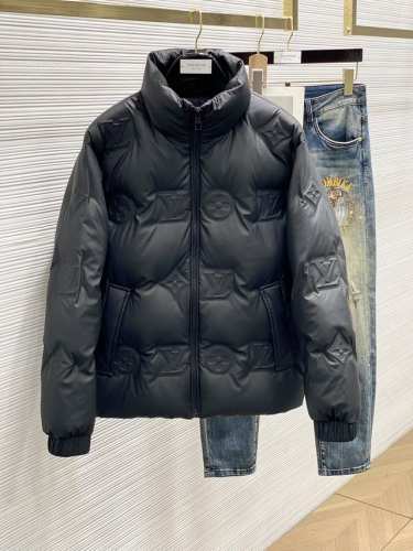 P700 Lv 2025冬季最新品，专柜同步有售，原单狠货，时尚休闲羽绒服外套，采用进口原版面料，舒适透气，顶级印花工艺字母图案装饰Logo，原版五金辅料装饰，