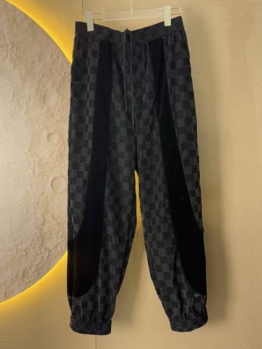louis Vuitton Ss25 男士春夏系列 Damier 植绒科技运动拉链夹克长裤 男款 黑色尺码：46 48 50 52 标准版型 100% 锦纶 植