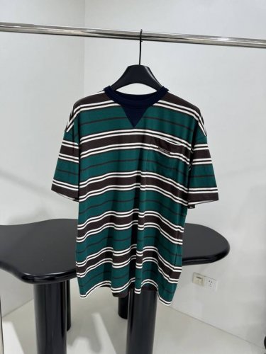 25早春新品棉质条纹T恤 柔软棉质平纹针织面料 绿色和棕色撞色条纹图案 胸前饰有标识贴饰 罗纹领口和下摆 男女同款 ：松绿色 ：