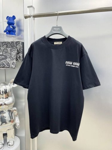 miu Miu 谬谬 高克重 2025夏季新款做旧破洞字母残缺印花 Logo最新品短袖 Dd 专柜同步有售，原单狠货，时尚进口原版科技面料，上身舒适透气，原版定