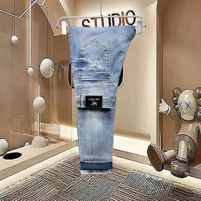主推.长期有货 始祖鸟 高品质 2025春夏官网高端新品原单少数帅爆牛仔裤，百分百原单 百搭神器！今年最新流行的风格设计款式，采用进口棉花制作成的单宁布，上身舒
