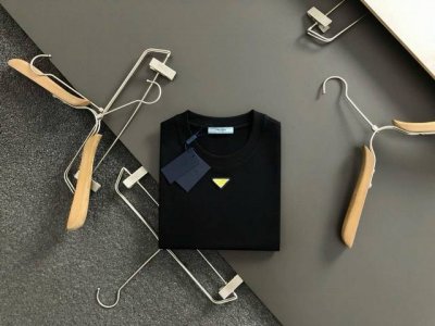 prad**合身版型M-Xxxl 25春夏顶级黑色结构款金属三角标融合经典短袖，精致工艺专柜面料，顶级元素融合打造，经典短袖3标齐全，潮男时尚，无论是上身舒适度