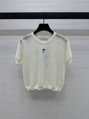 上新原单高端品质 Dio* 2025春夏最新系列！星星提花针织短袖！定制丝毛材质织造 质感高级 光泽舒适 圆领针织短袖裁剪 通体纯色系净版配合星星提花徽标图案凸