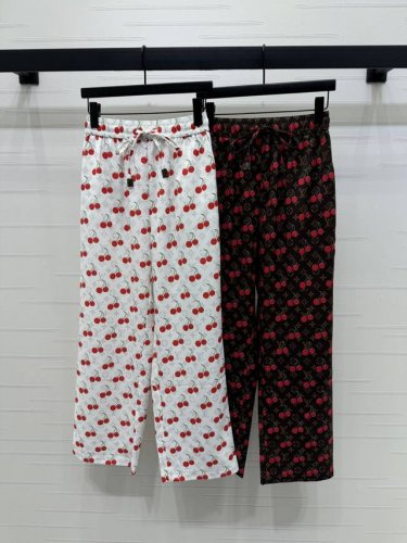 上新原单高端品质Louis Vui*Ton 2025春夏最新系列！樱桃松紧腰阔腿长裤！定制进口斜纹绸材质 质感光泽 面料冰爽舒适 垂顺有型 高腰阔腿长裤版型 通