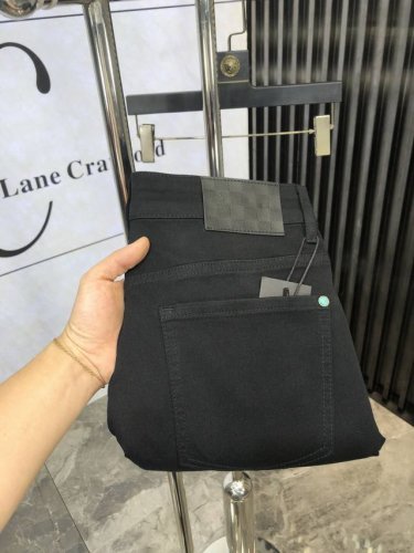 lv。2025春夏高级时装感，超柔牛仔面料 , 浅色洗水牛仔裤。 面料很特殊，超细精仿棉纱混纺，超柔舒适感。 具备牛仔随性感 ,休闲感 ,6亦有轻松感 ,时尚感