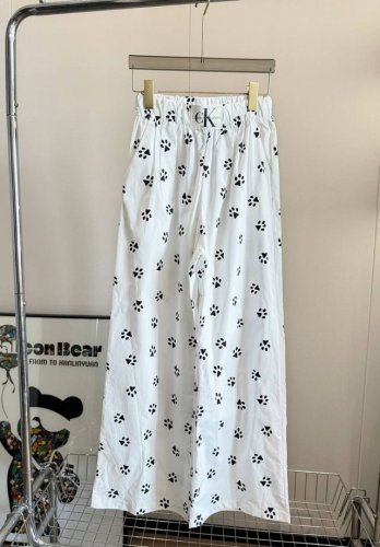 价格p： 高版本 品名： * 全新皮标满印狗爪山本休闲裤 尺码：S.M.L 颜色：白色 这狗爪山本裤谁懂啊，慵懒的调调，关键上身超级显瘦。雅痞感巨喜欢，松紧腰围