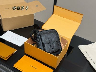 配折叠盒飞机盒 Size：16.19Cm Lv 男士相机包 25Ss 男神气质！