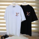 Lv新款短袖经典Logo碰撞潮流艺术，瞬间点燃时尚火花。 白T上，多彩笔触勾勒出Lv标识，搭配俏皮小花与手势，趣味横生；黑T中，精致小Logo低调又不失格调。