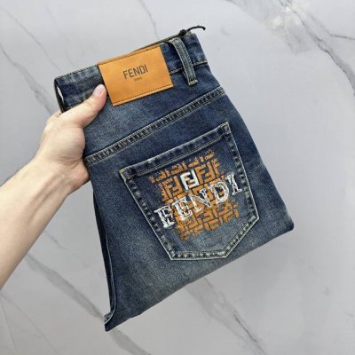 fendi*芬迪 高端定制、2025早春最新款牛仔裤 柜台同步发售 原版定制复刻 客供五金辅料 原单品质 进口固色牛仔面料 重工洗水 做工走线精细 上身绝佳！优