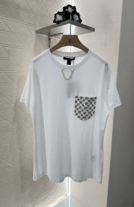 louis Vuitto*2025新品上架 口袋短袖 定制Yb丝光全棉材质 质感光泽 透气舒适 宽松Oversizedt恤裁剪 凸显品牌格调 采用克重纯棉制成
