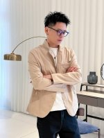 Pr2025早秋新款上市 原单狠货 意大利进口面料时尚夹克风衣外套。上身更随意大方，专柜原版五金奢华高档定制配饰新作！经典三角标点缀设计，原版辅料，奢华极致！柔