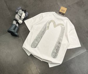 潮牌福神新款Evisu福神M字母图案Logo印花休闲情侣短袖T恤，经典永远不会过时、人手必备款，230G纯棉精梳棉不起球不起毛，上手质感绝对可对比！ 环保进口印