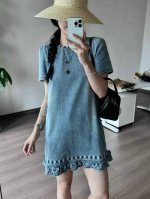 轻奢优雅复古气质刺绣连衣裙 经典牛仔蓝超显活力 圆领短袖设计 简约又舒适 裙摆处别致的花边与刺绣点缀 俏皮又吸睛 谁穿谁是甜酷少女 夏季必入款 Smlxl