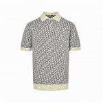 本地自取：210 dior/迪奥 经典老花提花针织Polo短袖 这款针织 Polo 衫饰以经典的 Oblique 印花。采用棉质提花面料精心制作，直筒剪裁，纽扣