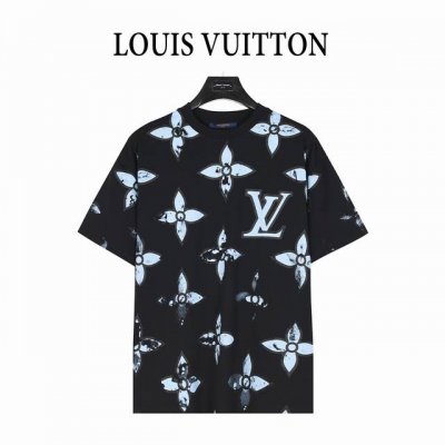 louisvuitton 路易威登 25Ss 满印老花四叶草渲染短袖T恤 定织定染260克进口原版面料,搭配32支1 1棉盖丝罗纹 专柜7150元购入 也是当季
