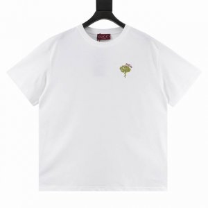 gucci 古驰 花卉刺绣字母圆领T恤 定制高克重 针织棉面料精心制作，手感特别的扎实，质感拉满，松软细腻上身舒适，优越的吸湿排汗性能，不闷热！胸前草写Logo