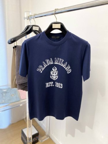 普拉达、2025最新款短袖T恤，帅气时尚，胸前顶级印花图案字母Logo，简约百搭款。面料棉 不仅挺括，保持潮流的廓形，又穿着舒适，纱织更细腻，码数M-3Xl