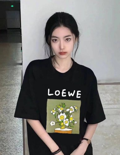 loewe 罗意威盆栽圆领短袖半袖T恤 面料采用260克纯棉双纱食毛面料 双线二本针压线 久洗不变形 原版定制三标 高端进口印花 随意水洗 情侣可穿 男女同款