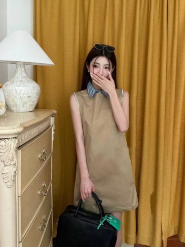 上新 Miumiu 缪缪 25Ss明星同款字母刺绣格子拼接Polo领卡其色连衣裙 颜色：卡其 码数：Sml S码推荐： 80~ M码推荐： ～115 L 码推荐
