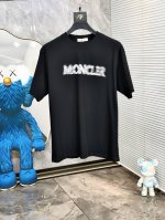 蒙口。穿200斤。宽松版 顶级货品2025春夏新款首发专柜最新款短袖圆领T恤 高端订制 设计前卫时尚！品牌Logo重工艺设计 高端定制天丝面料.手感柔软.穿着舒