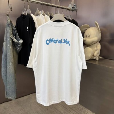 Dior 春夏限定款，定制织梦雅韵罗纹棉 质感细腻 舒适贴肤 以纯黑之色 诠释着优雅 标志性地标识跃然衣上 低调却醒目 彰显独特身份与魅力 凸显肩部线条 感受由