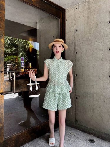 新品上新 Louis Vuitto* 老花字母衬衣短裤套装 高级定制 驴家定制剪花老花字母短袖衬衣短裤套装～～高品质 颜色： 绿色 尺码：Sml 尺码见图末