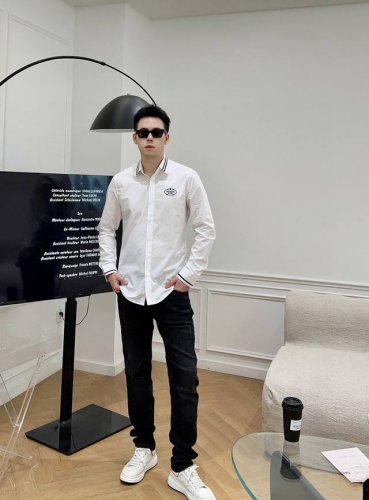 普拉达 专柜最新春款男士必备款衬衫 100%天然棉 舒服透气 原单狠货 原版面料 柔软舒适 上身高端又奢华 足够场面的档次 这款衬衫无不骄傲的让你满意有面子 尺