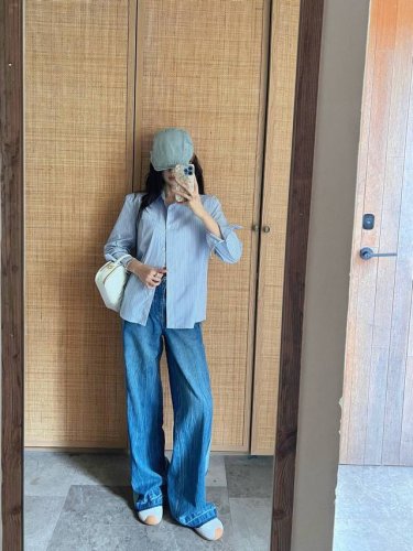 独家首发 Miu 春夏最新款拼色牛仔直筒裤定制拼接撞色洗水工艺 褶皱线条处理丰富细节 口袋刺绣字母Logo低调奢华 经典直筒裤版型上身巨显瘦 可甜可盐气质百搭不