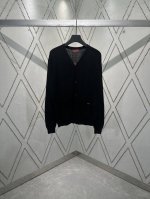 G家 25Ss新款精细羊毛针织开衫的正面缀饰精美的Gucci嵌花。V领和纽扣开合令整款设计更具魅力。 码数：S.M.L.Xl.