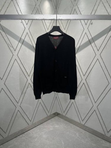 G家 25Ss新款精细羊毛针织开衫的正面缀饰精美的Gucci嵌花。V领和纽扣开合令整款设计更具魅力。 码数：S.M.L.Xl.