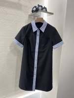 miumi*2025新品上架 格纹拼接连衣裙 定制Yb进口醋酸材质 质感光泽 舒适宜人 翻领短袖连衣裙版型 领口延伸至前襟以格纹衬布拼接 与袖口呼应 打造学院文