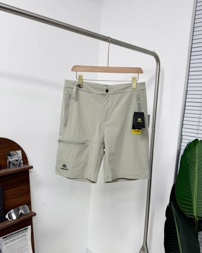 纯色Logo刺绣系扣直筒夏季中腰休闲短裤Gamma软壳短裤男女同款 户外休闲短裤。尼龙混纺，具有优良的透气性、耐用性以及弹性，穿着很舒适，多拉链口袋设计，具备实