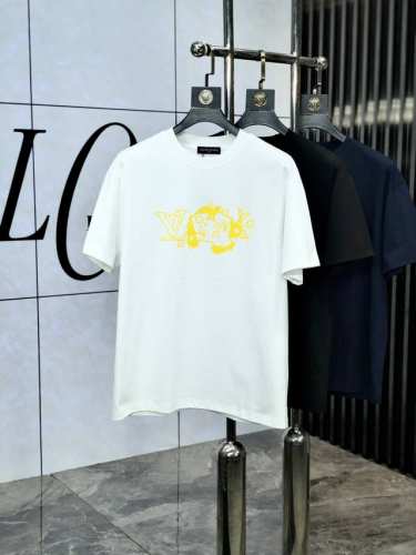 Lv。顶级货品2025春夏新款首发专柜最新款短袖圆领T恤 高端订制 设计前卫时尚！品牌Logo重工艺设计 高端定制原版欧棉面料.手感柔软.穿着舒适.Kd专柜级别