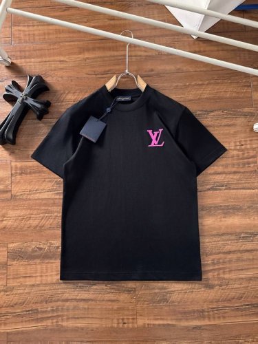 lv 2025夏装新款男女同款短袖T恤，！定制专属纯棉面料，定制原版工艺螺纹，胸前重工字母Logo工艺设计！简约大方，从容百搭，档次极高，完美融入时尚还有风情感