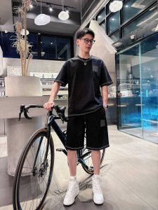 纪梵希套装 2025春夏最新款，男女同款，经典设计短袖T恤短裤套装，定制纯棉面料，手感柔软，穿着舒适，做工精细.上身效果无敌帅气，码数M-3Xl