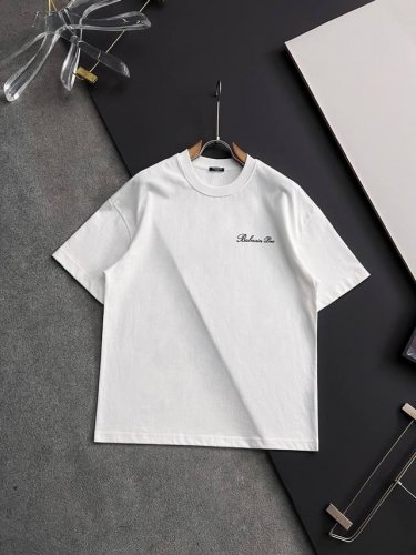 balmain 巴尔曼 25Ss夏季新款圆领短袖T恤！270克重磅高端纯棉面料，手感质感都极完美！修身裁剪设计干净利落！时尚又好看！走线做工非常精致！版型效果超