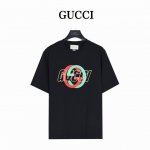 gucci 古驰 双G互扣Logo发泡印花短袖T恤 早春男装系列以缀饰活力印花的运动单品，迎接温暖季节的到来。 品牌织带继续为整个设计注入复古气息，品牌标识细节