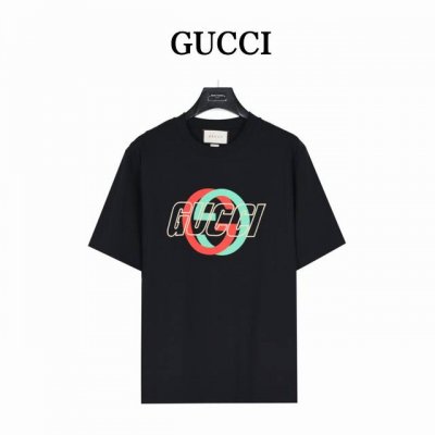 gucci 古驰 双G互扣Logo发泡印花短袖T恤 早春男装系列以缀饰活力印花的运动单品，迎接温暖季节的到来。 品牌织带继续为整个设计注入复古气息，品牌标识细节