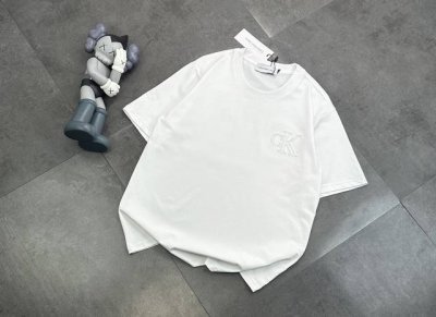 潮牌 Calvin Klein 刺绣情侣款短袖T恤！ ：240G双纱潮牌专用棉，纹理清晰，质感满满，同缸定染1×1无色差精密纯棉螺纹，层搭叠穿，自留好货，强烈推