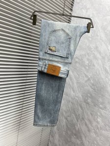 巴宝莉 原单牛仔裤 2025新品，原版牛仔裤 原版重工打造，品牌经典Logo设计，原版五金辅料。专柜定制牛仔面料，完全对版专柜，欢迎专柜试穿后再购买，好货不怕比