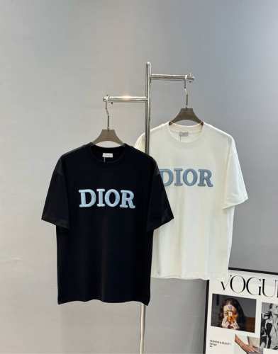 Dio*R迪-奥25S潮牌T恤.男女同款！基础的版型为框架.胸口精致3D字母立体刺绣.毛感细节为整体搭配起到至关重要的作用，增添了不少吸睛度，犹如画龙点睛般完美