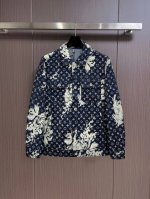 P350 Lv 2025开春新款原单男士连帽风衣夹克外套 官网同步售卖 爆款 高版本 时尚百搭 胸前绣三角Logo标设计 采用原版进口100%聚酯纤维记忆面料手