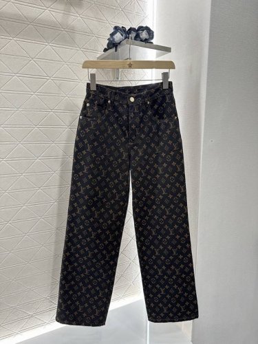louis Vuitto*2025新品上架 提花字母直筒牛仔裤 定制Yb斜纹牛仔棉材质 面料柔软舒适 透气性好 反复酵素水洗工艺处理 不易染色脱色 剪裁更符合人