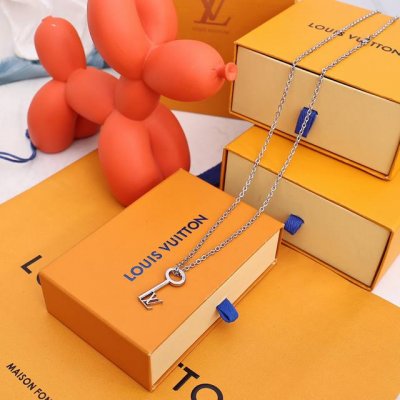 年新品Louis Vuitton 路易威登 Lvkey钥匙吊坠项链银色！Lv Key 项链-编码：M00678-官网在售价 P20,750人民币！Lv Key